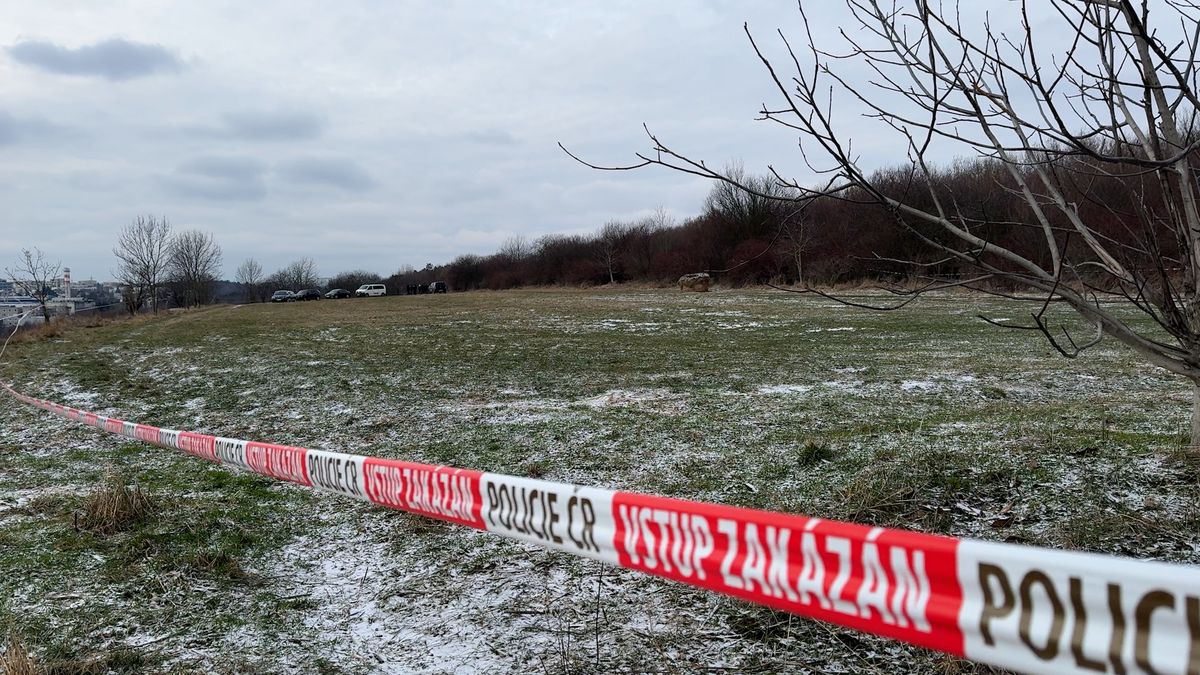 Policisté při pročesávání lesoparku v Praze našli kostru. Na místě je mordparta